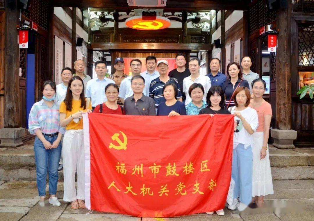 有人开车上树,有人开车闯金店,这些女司机是怎么做到的?太牛了